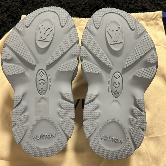 ORIGINAL BRAND NEW LV Shark clog Size 5 ( men)
Foot length 
23.7 cm - 9.3" - Picture 5 of 7